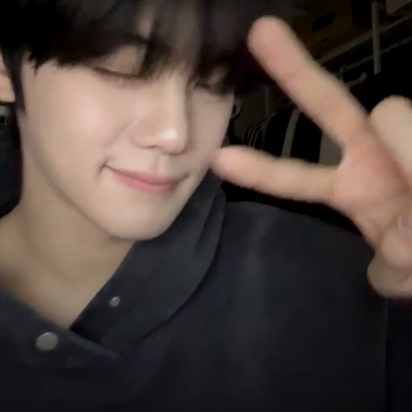 A moment captured by Kim Gyuvin (ZEROBASEONE)'s fan