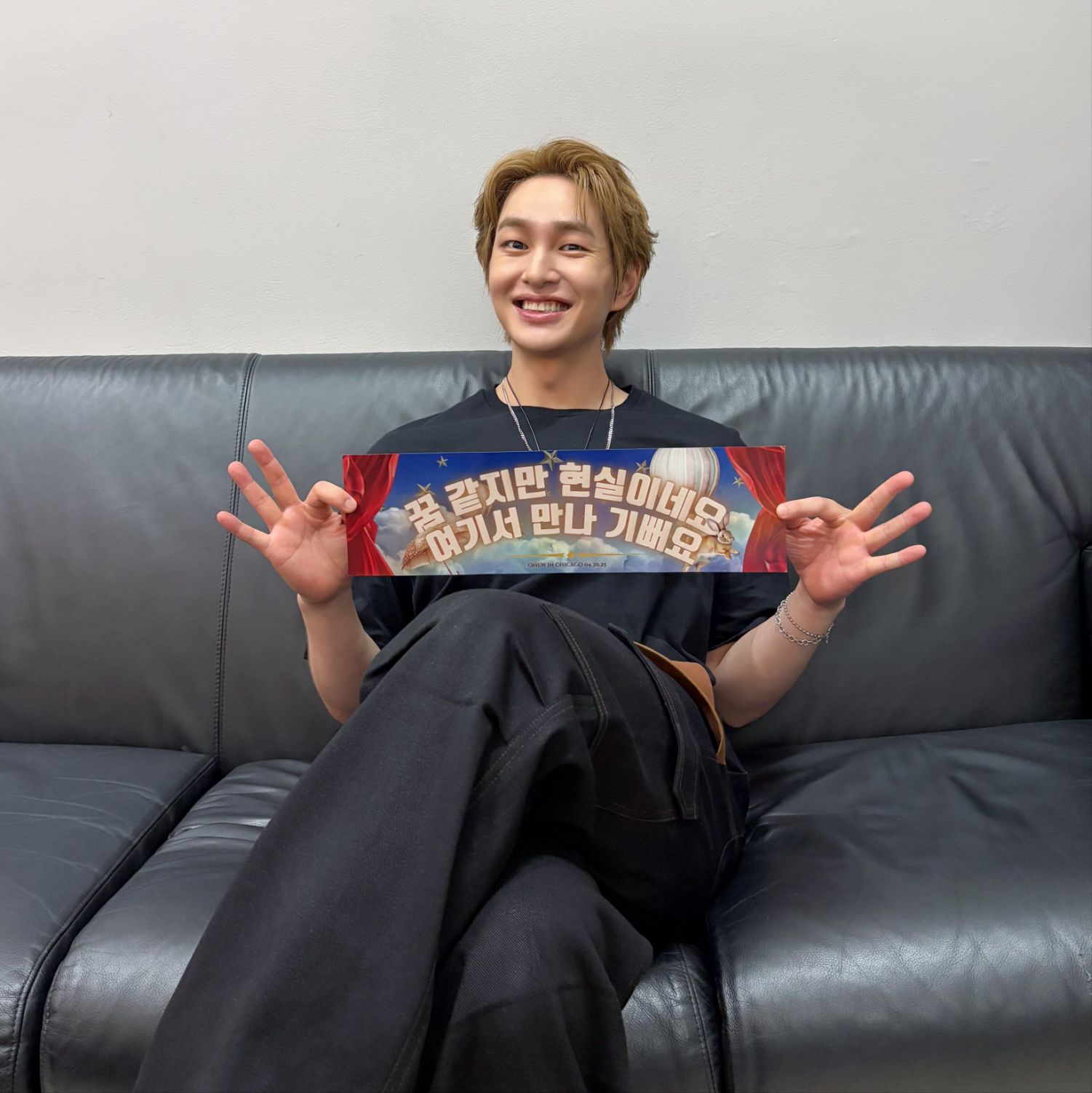 A moment captured by Onew (SHINee)'s fan