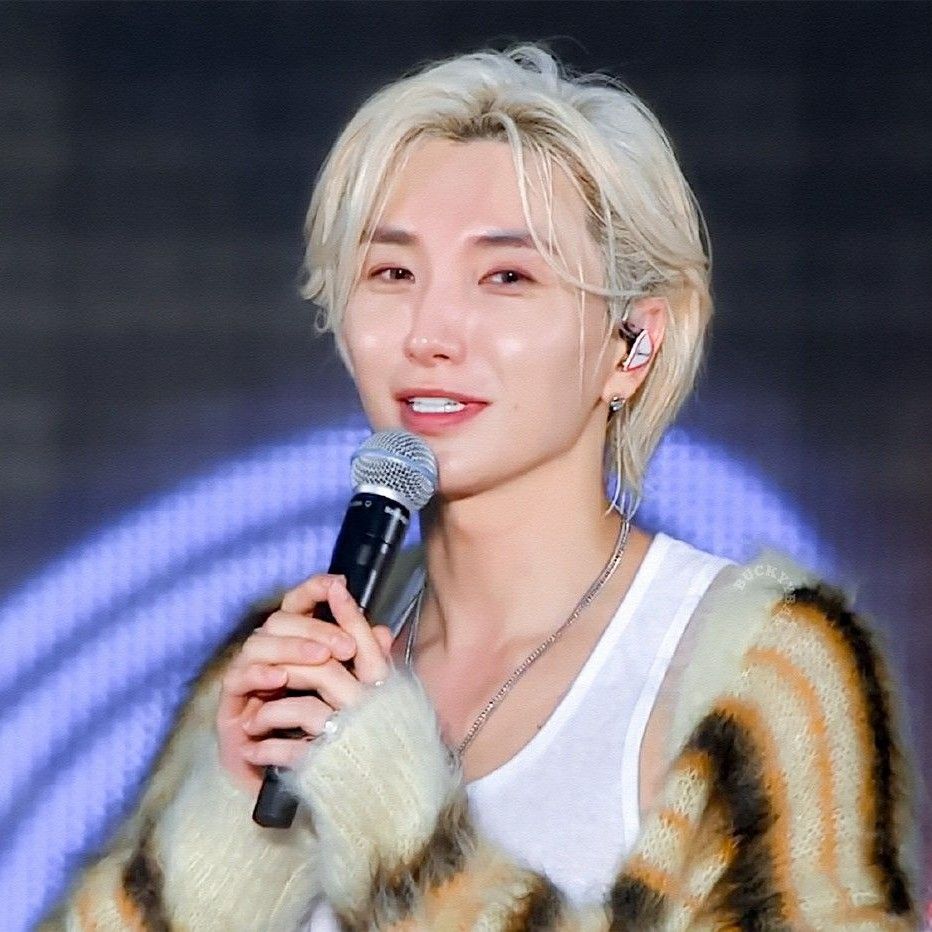 Behind-the-scenes cut of Leeteuk (Super Junior)