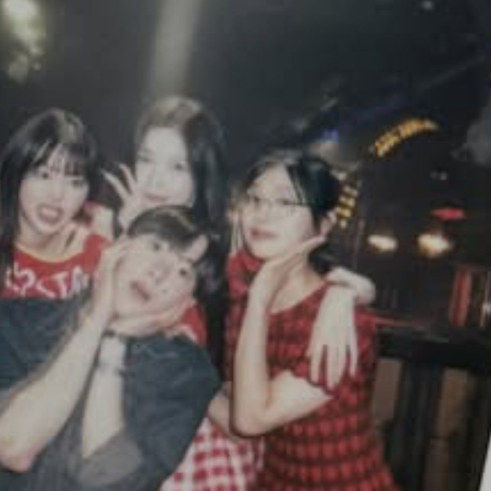 Behind-the-scenes cut of Chuu