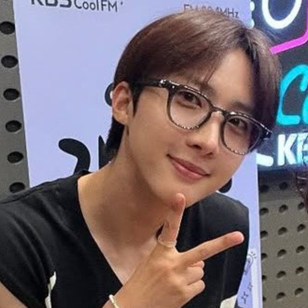 Behind-the-scenes cut of Hui (PENTAGON)