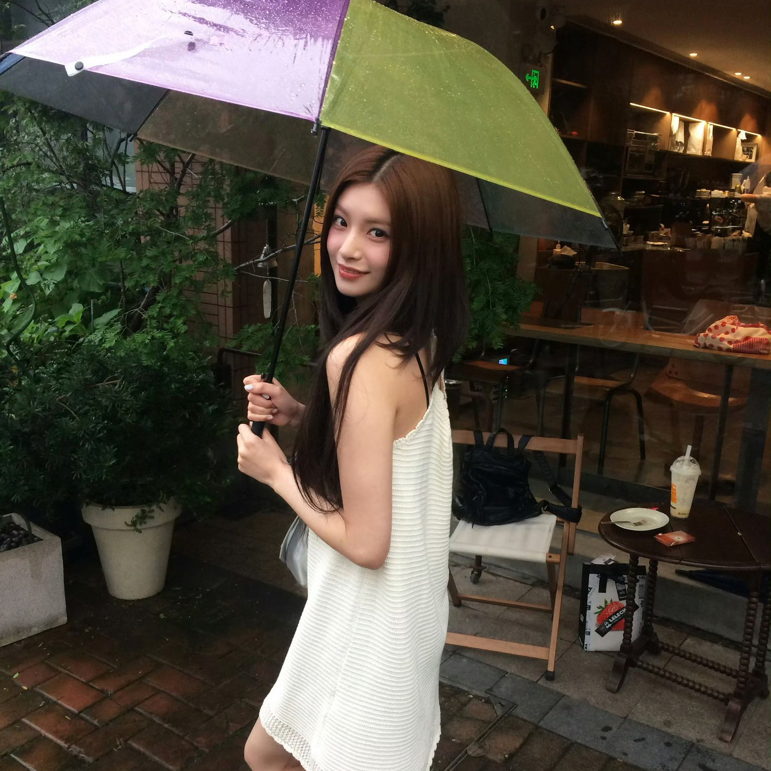Recent activity shot of Yiren (EVERGLOW)