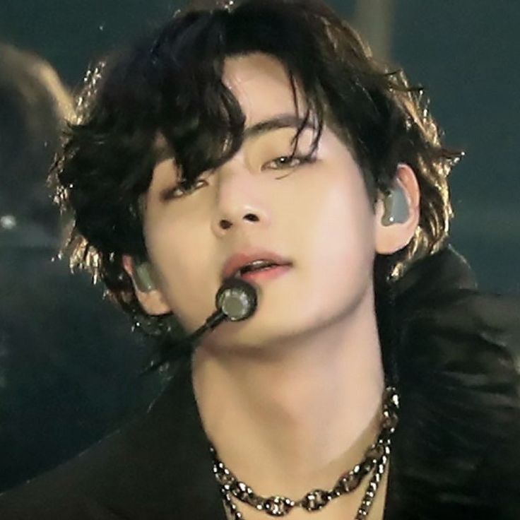 Behind-the-scenes cut of V (BTS)