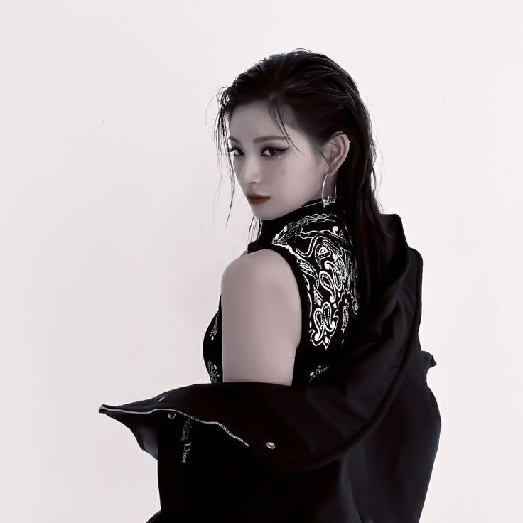 Behind-the-scenes cut of Yiren (EVERGLOW)