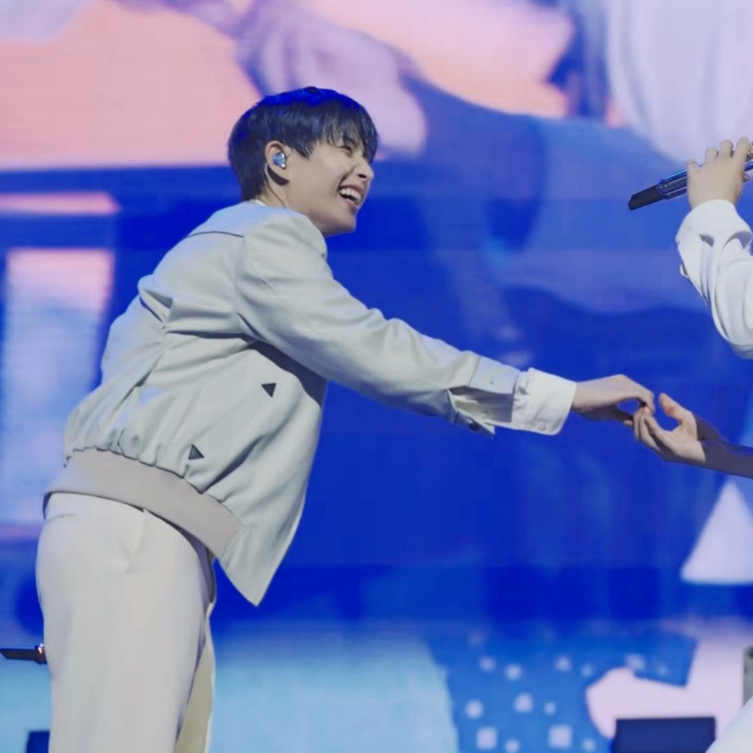 A moment captured by MJ (ASTRO)'s fan