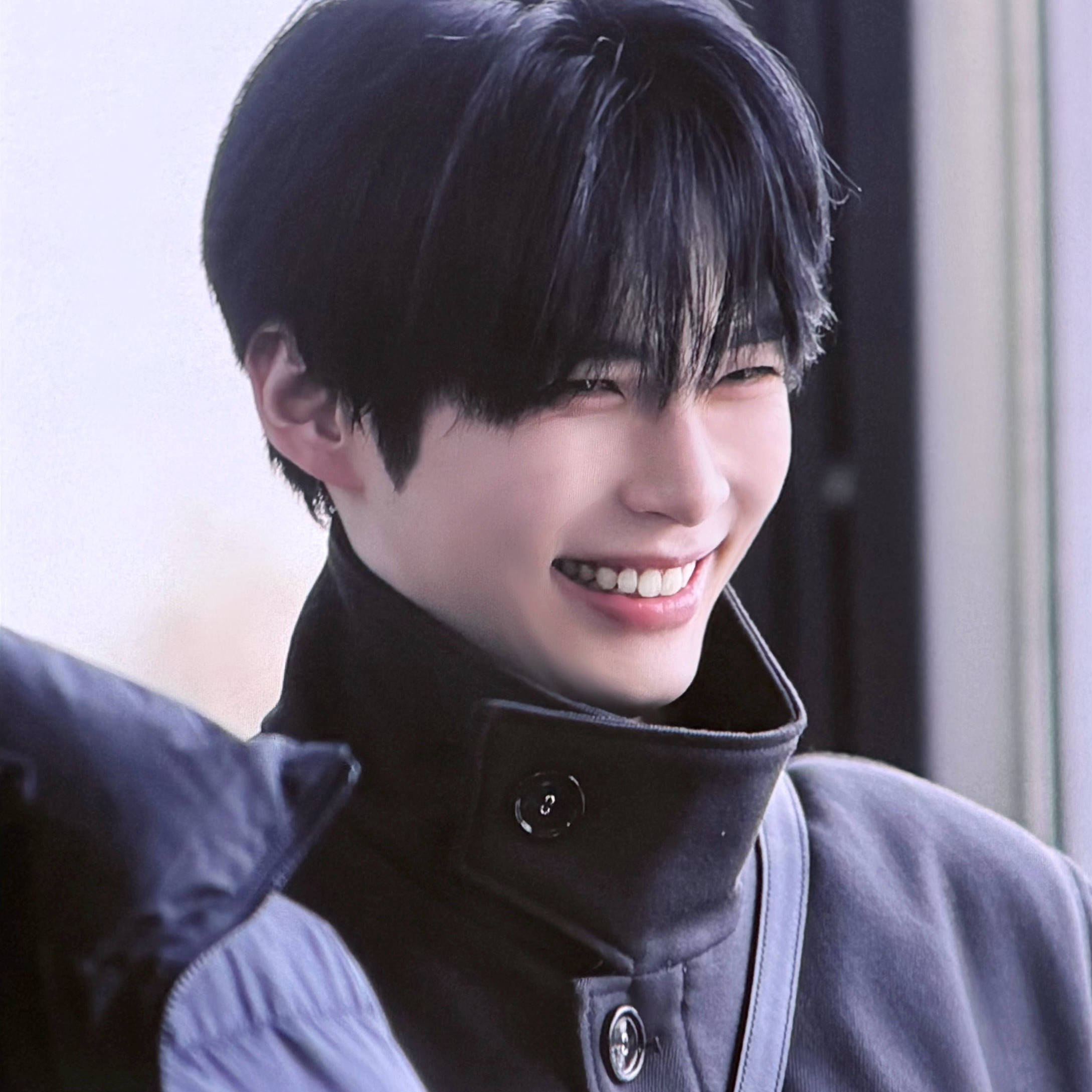 Foto aktivitas terbaru Sung Hanbin (ZEROBASEONE)