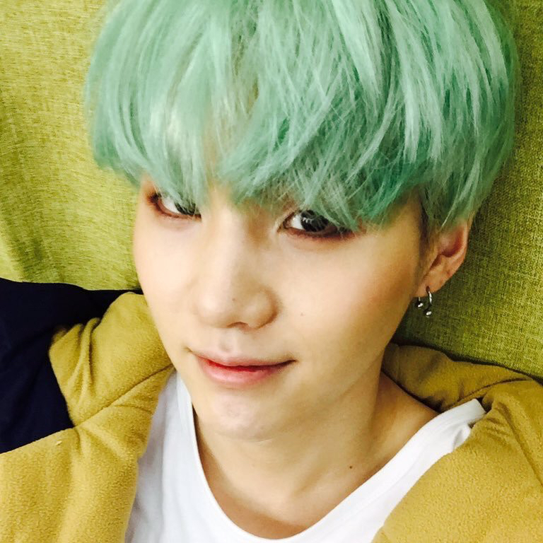 Foto aktivitas terbaru SUGA (BTS)