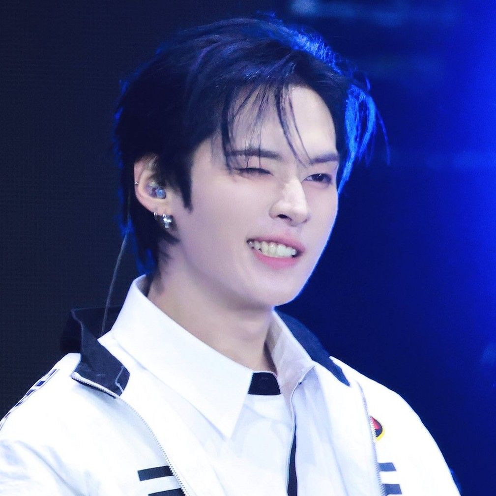 Latest photo of Lee Know (Stray Kids)