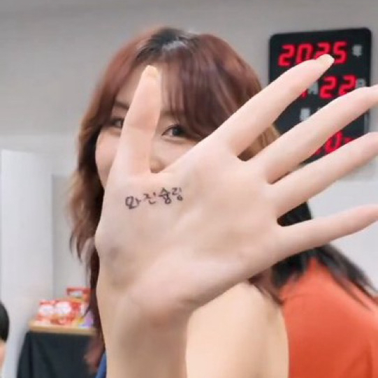 モモ (TWICE)の最新写真