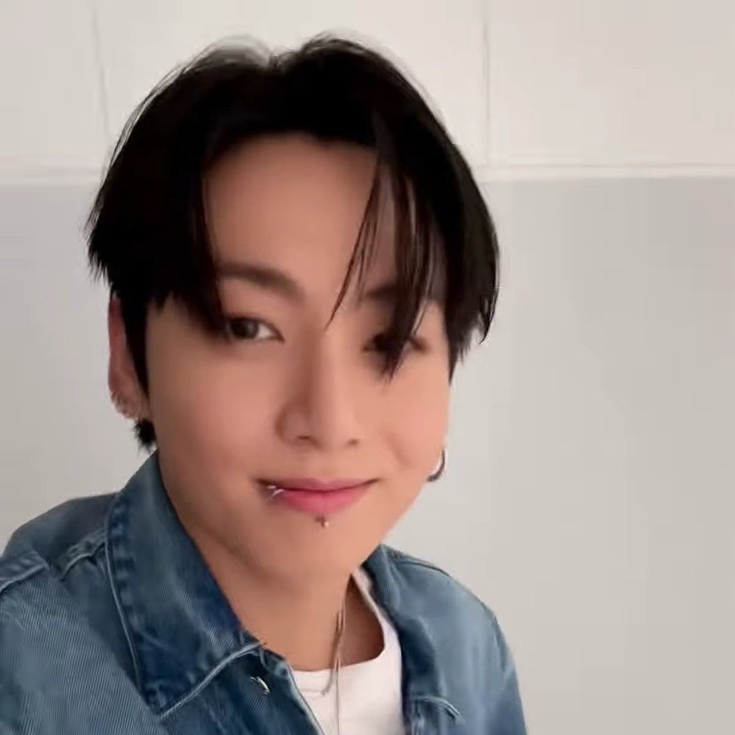 Foto aktivitas terbaru Jungkook (BTS)