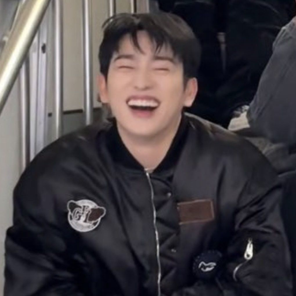 Behind-the-scenes cut of Jinyoung (GOT7)