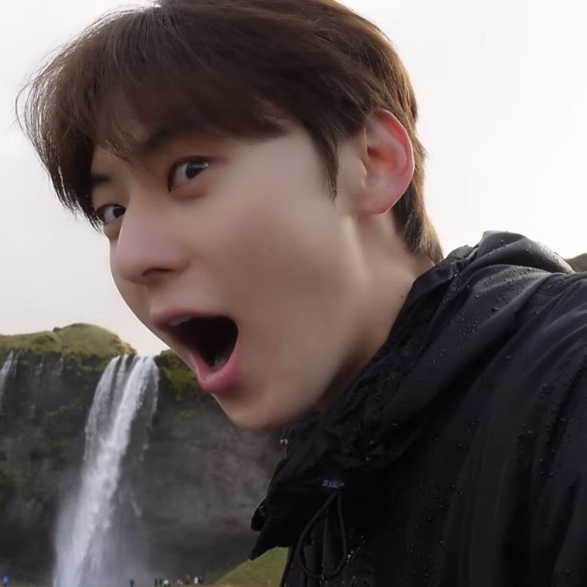 A moment captured by Hwang Minhyun's fan