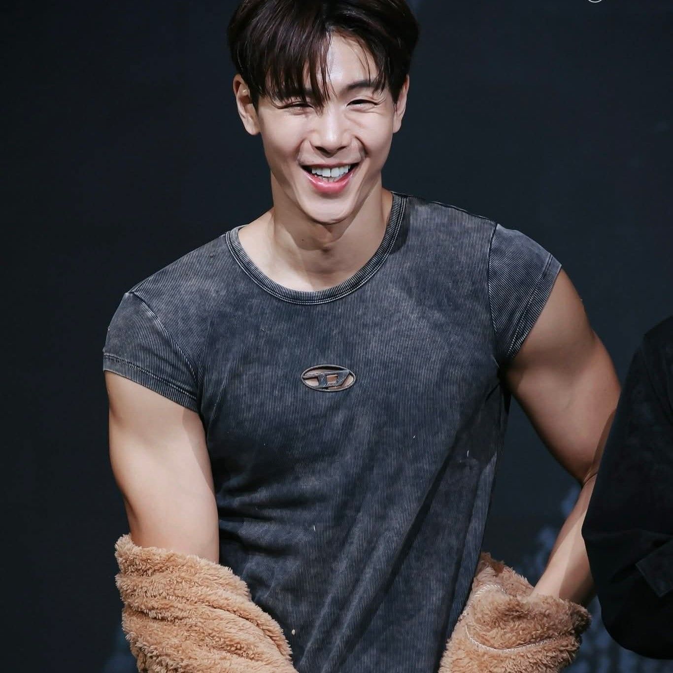 A moment captured by Shownu (MONSTA X)'s fan