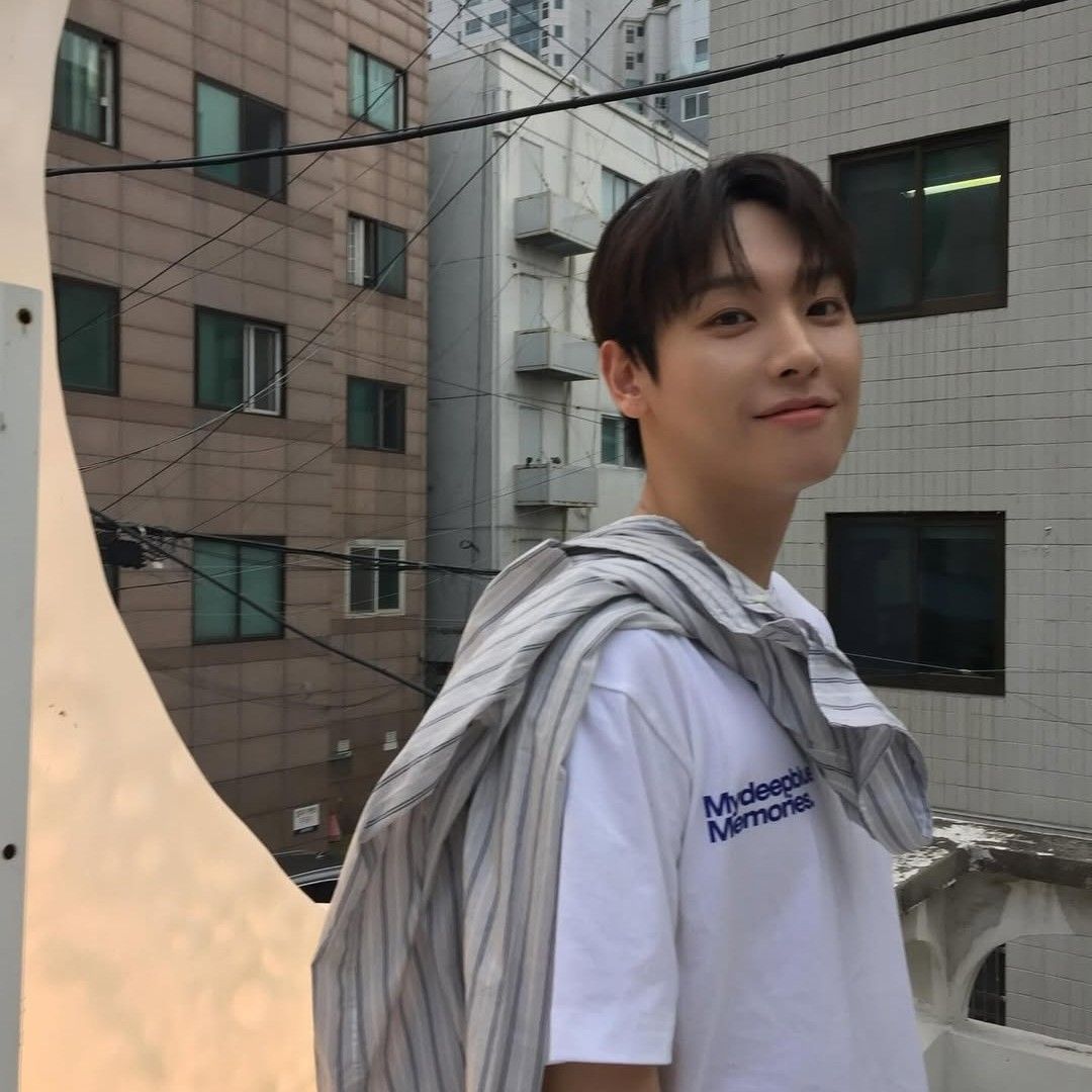 Latest photo of Inseong (SF9)