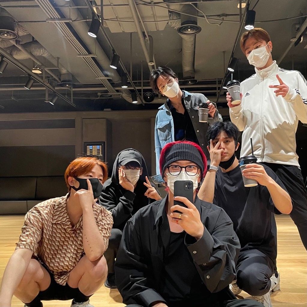 Behind-the-scenes cut of iKON