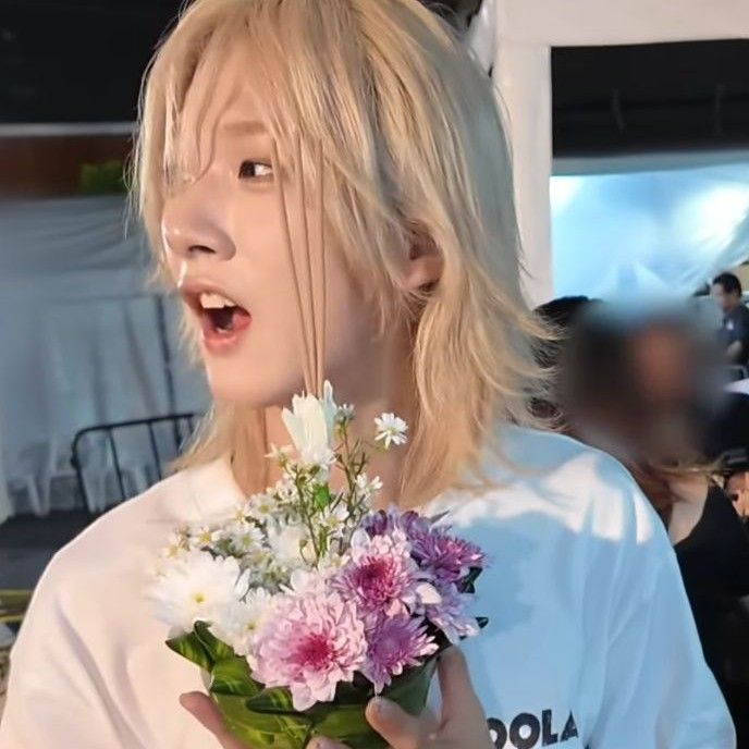 A moment captured by Hu Yetao (NexT1DE)'s fan