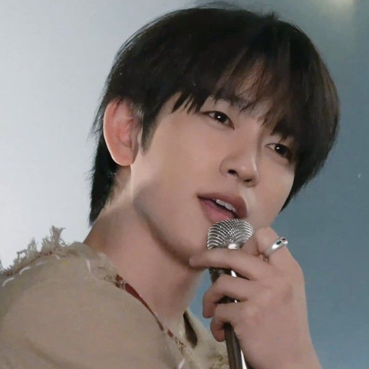 Behind-the-scenes cut of Jinyoung (GOT7)