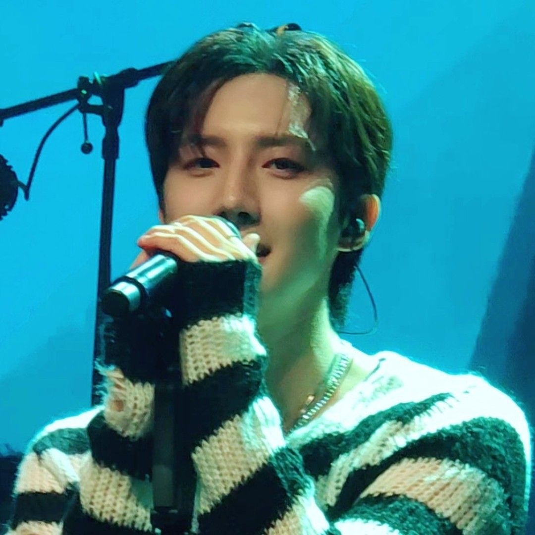 A moment captured by Hui (PENTAGON)'s fan