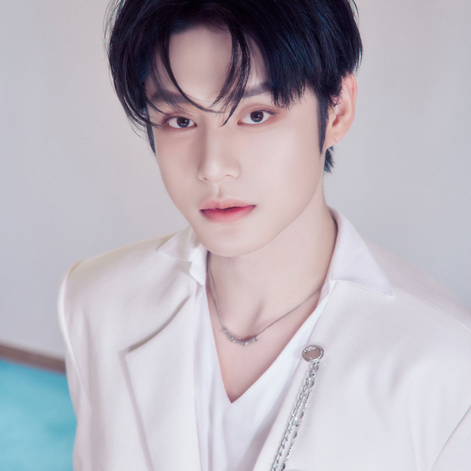 Behind-the-scenes cut of Kim Jiwoong (ZEROBASEONE)
