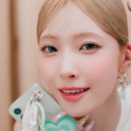 Latest photo of Mayuka (NiziU)