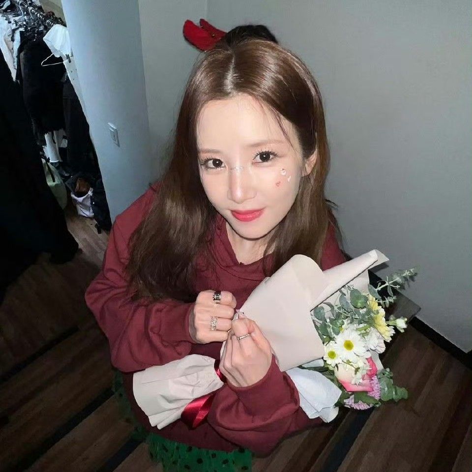 Behind-the-scenes cut of Park Chorong (Apink)