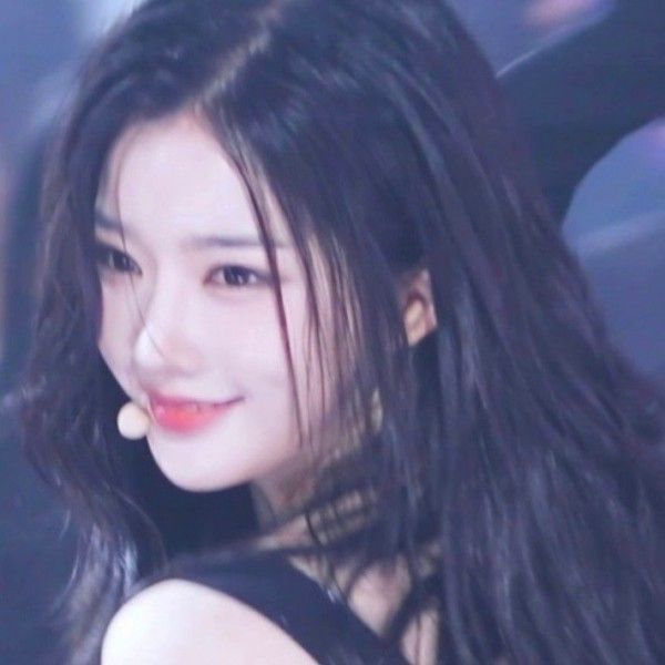 Latest photo of Kim Yooyeon (tripleS)
