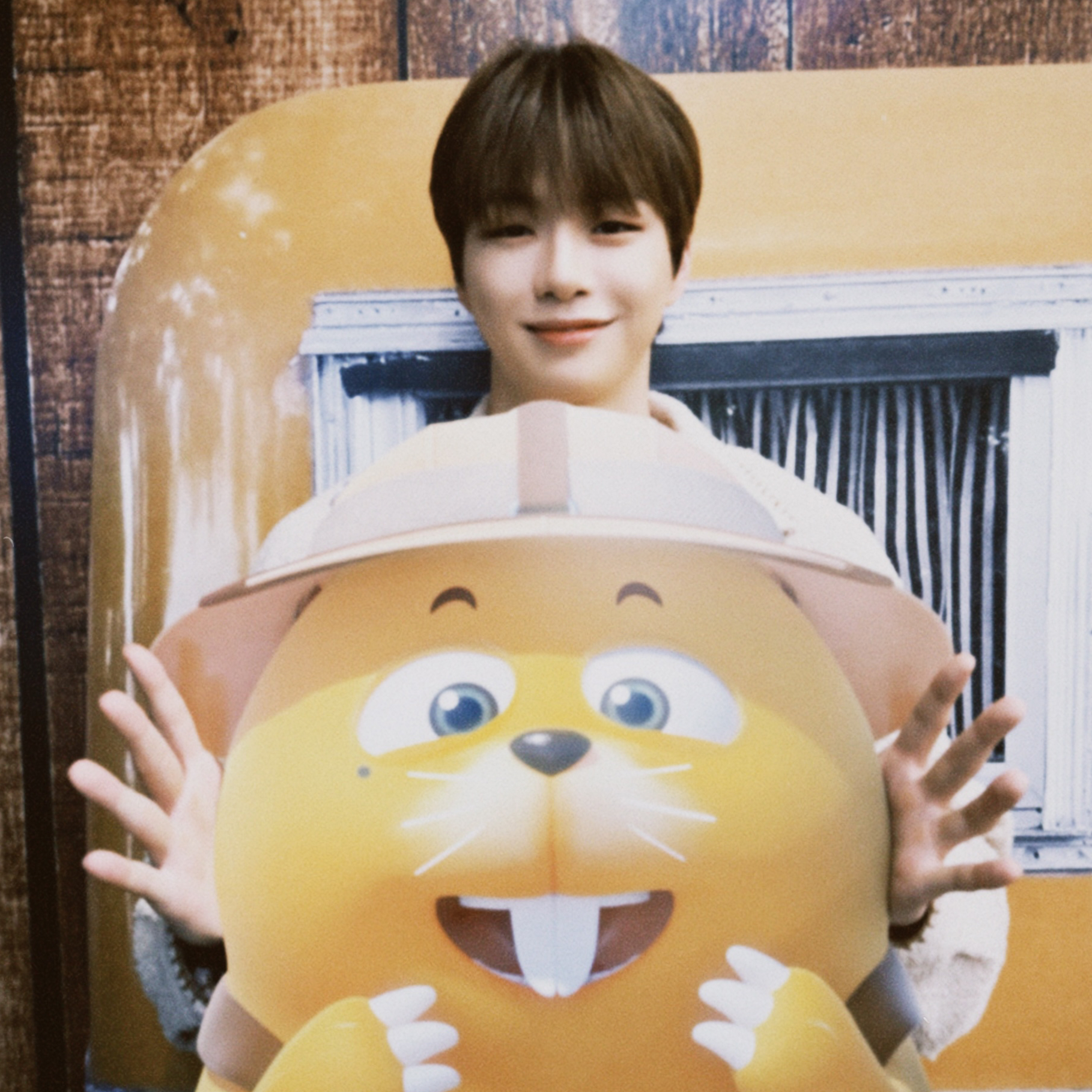 Behind-the-scenes cut of Kang Daniel