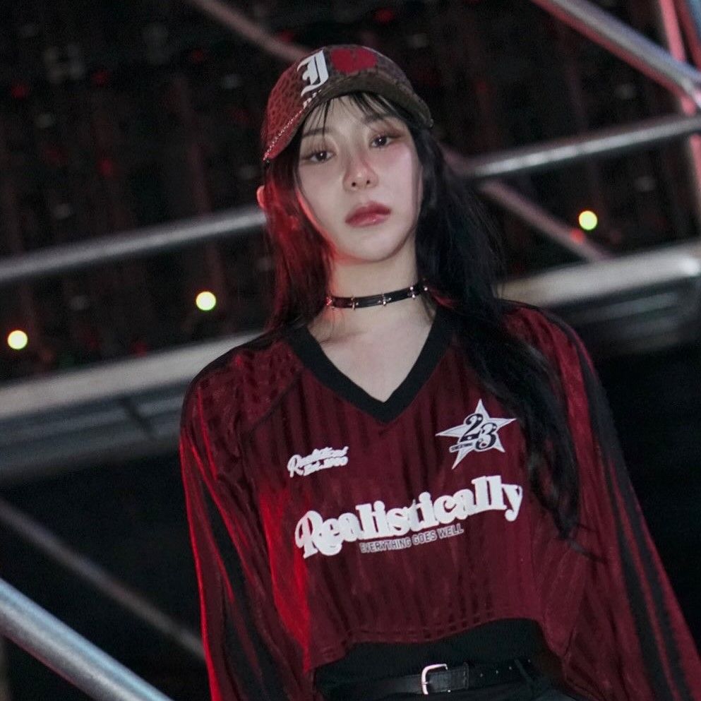 A moment captured by Lee Chaeyeon's fan