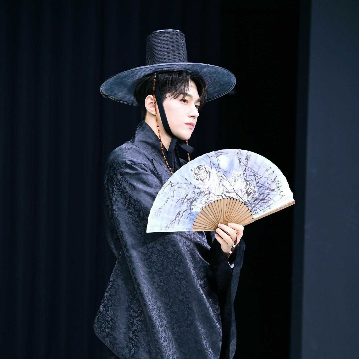 Behind-the-scenes cut of L (INFINITE)