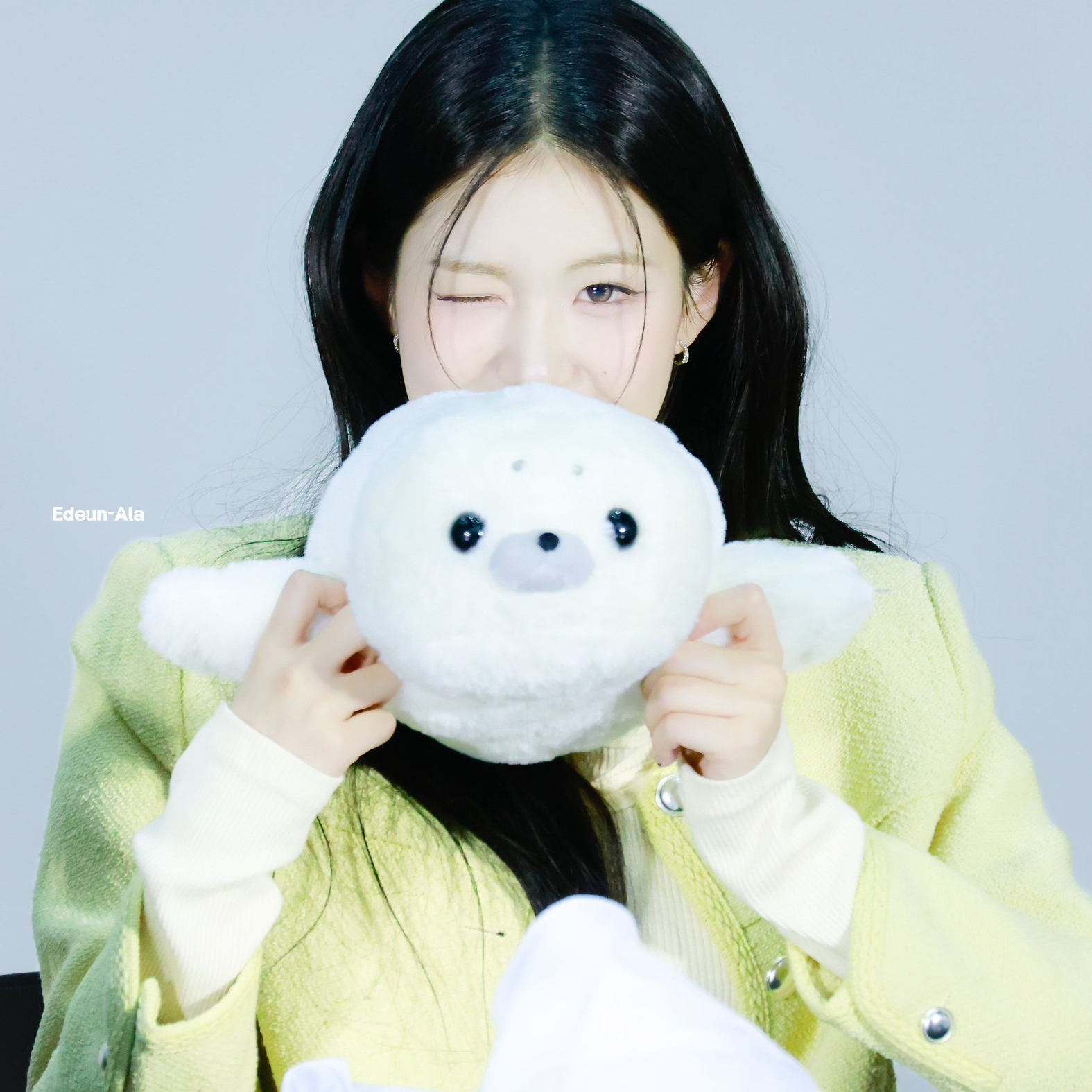 A moment captured by Yoon Jiyoon's fan