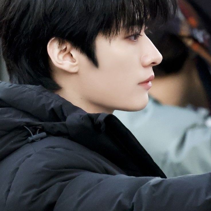 Latest photo of Lee Know (Stray Kids)