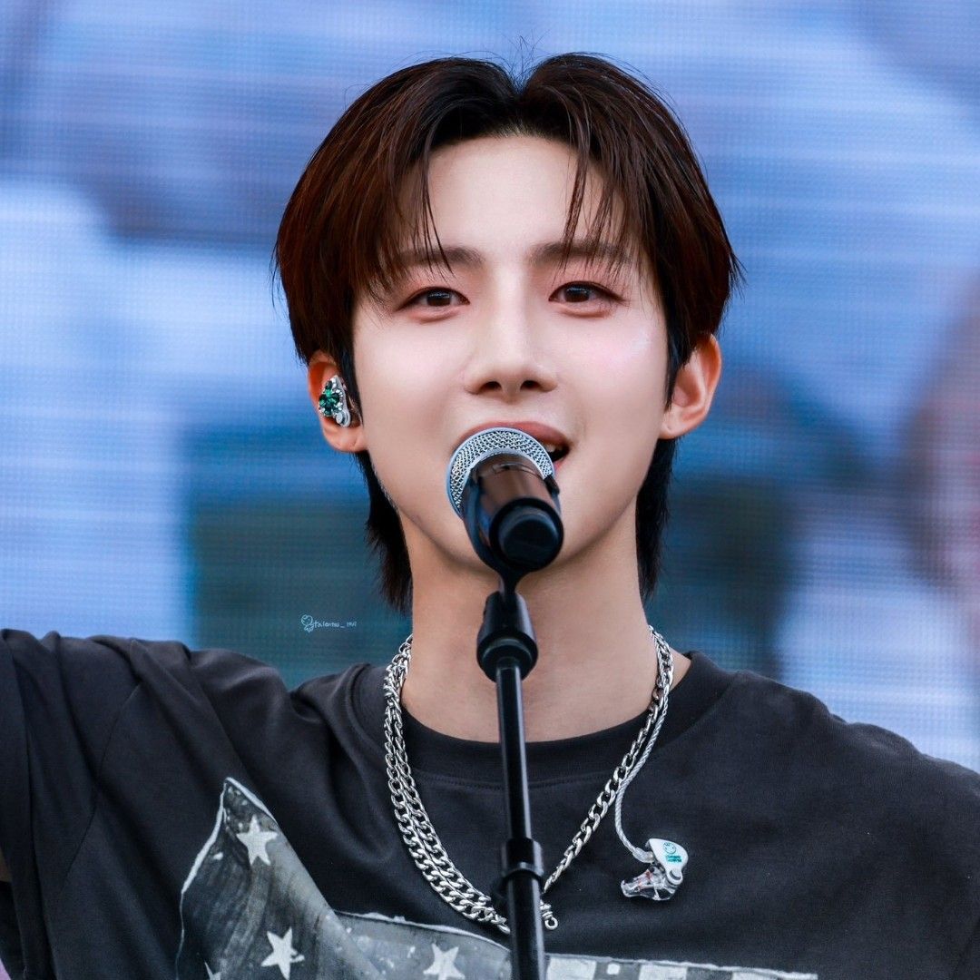 A moment captured by Hui (PENTAGON)'s fan
