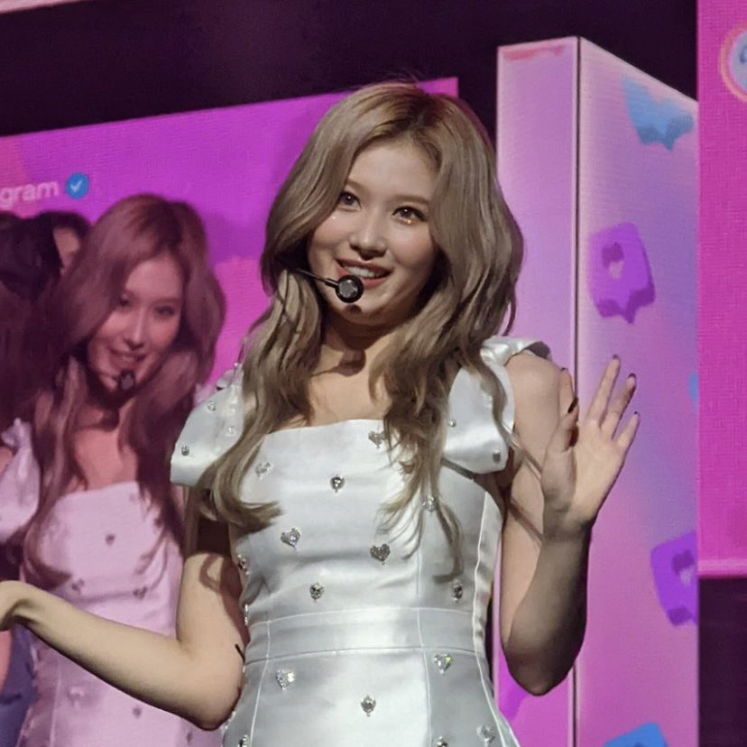 Latest photo of Sana (TWICE)
