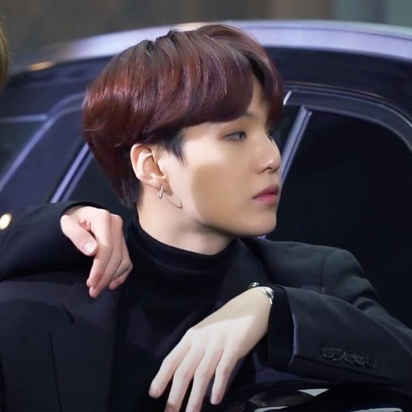 Foto aktivitas terbaru SUGA (BTS)