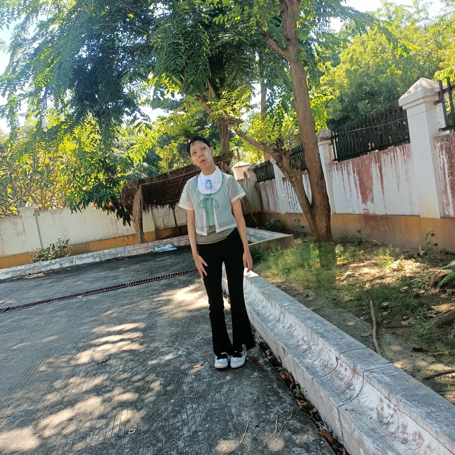 Behind-the-scenes cut of Hong (LYKN)