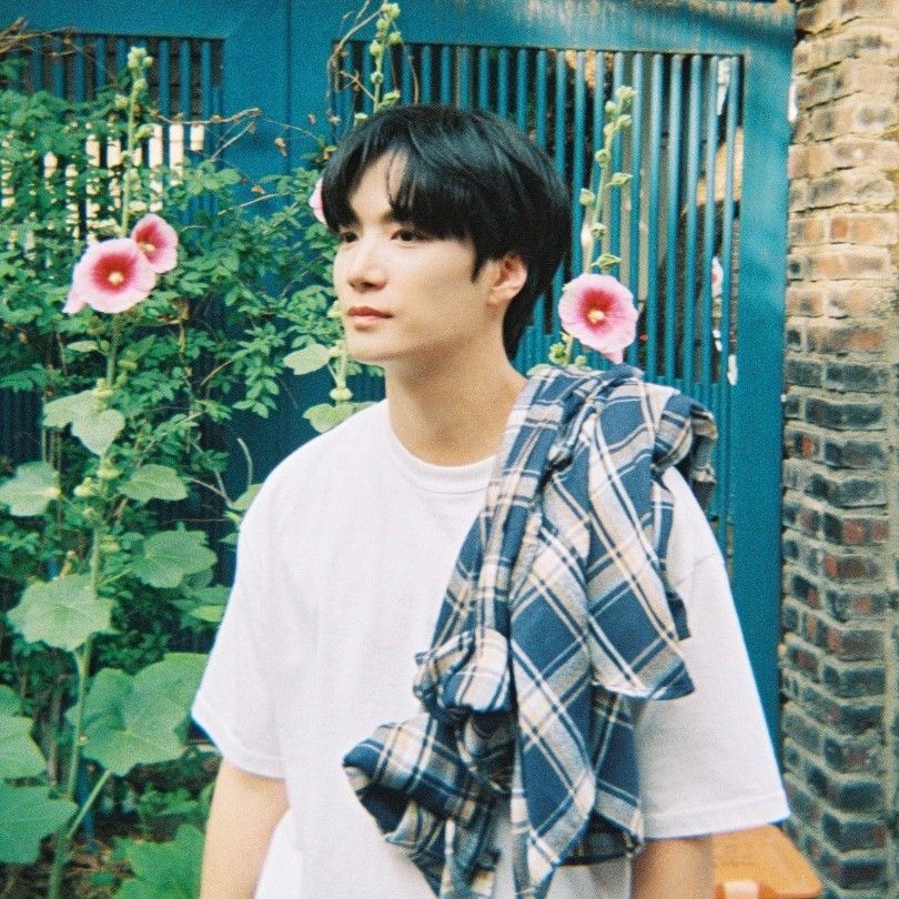 A moment captured by Kim Jonghyeon's fan