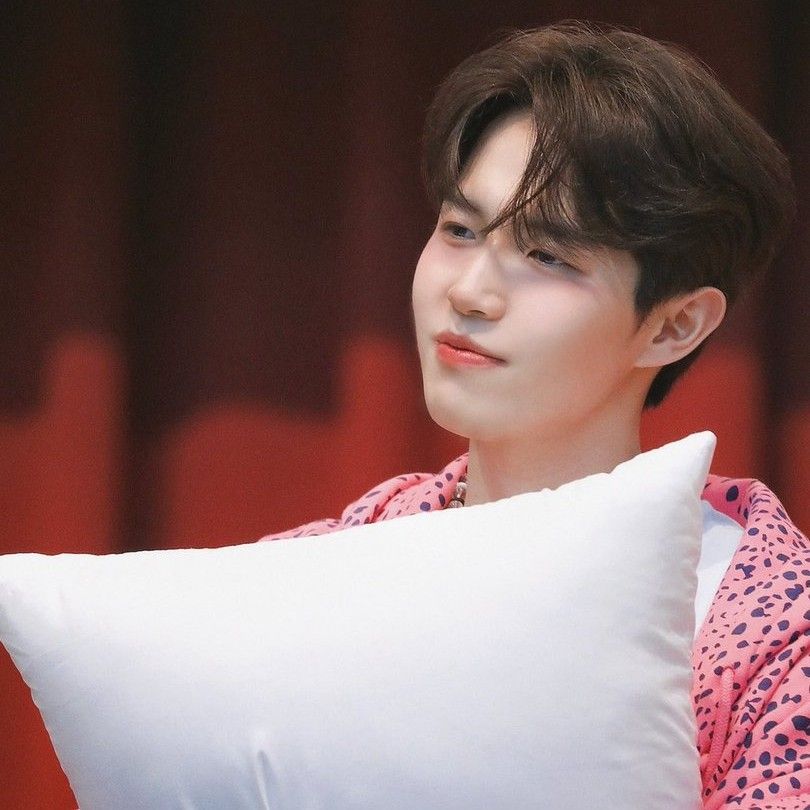 Behind-the-scenes cut of Kim Jaehwan