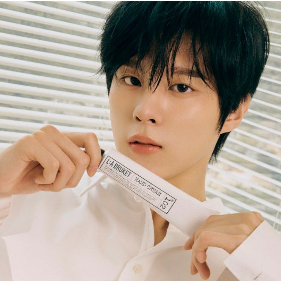 Behind-the-scenes cut of Kim Wooseok