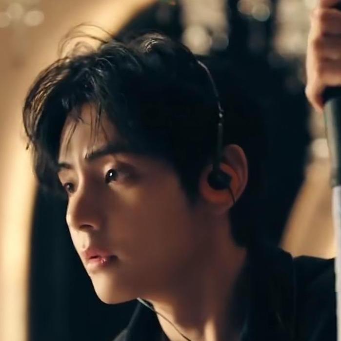 뷔 (방탄소년단)의 최신 사진
