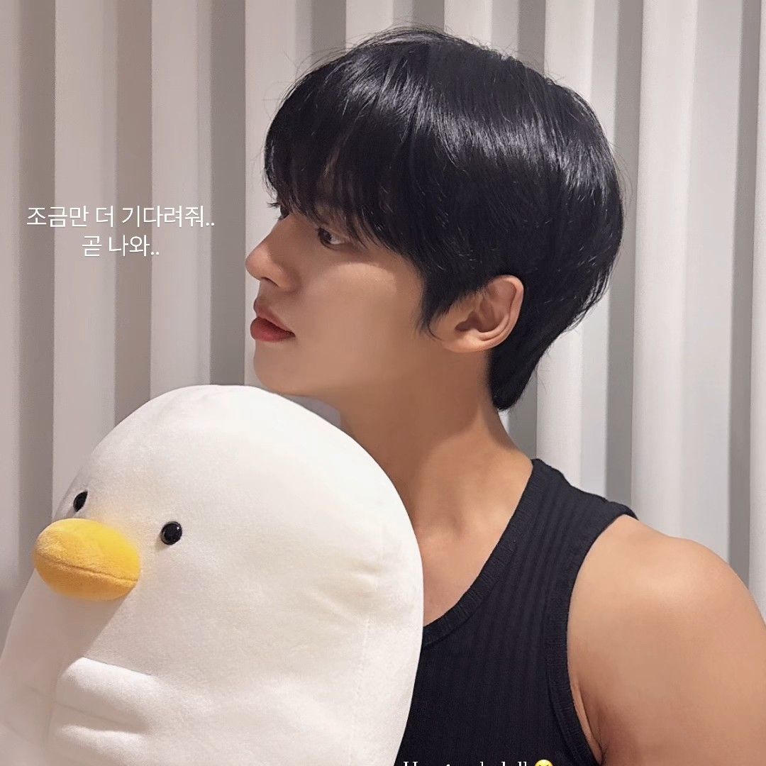 A moment captured by Hongseok (PENTAGON)'s fan