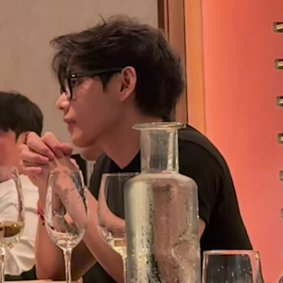 뷔 (방탄소년단)의 최신 사진