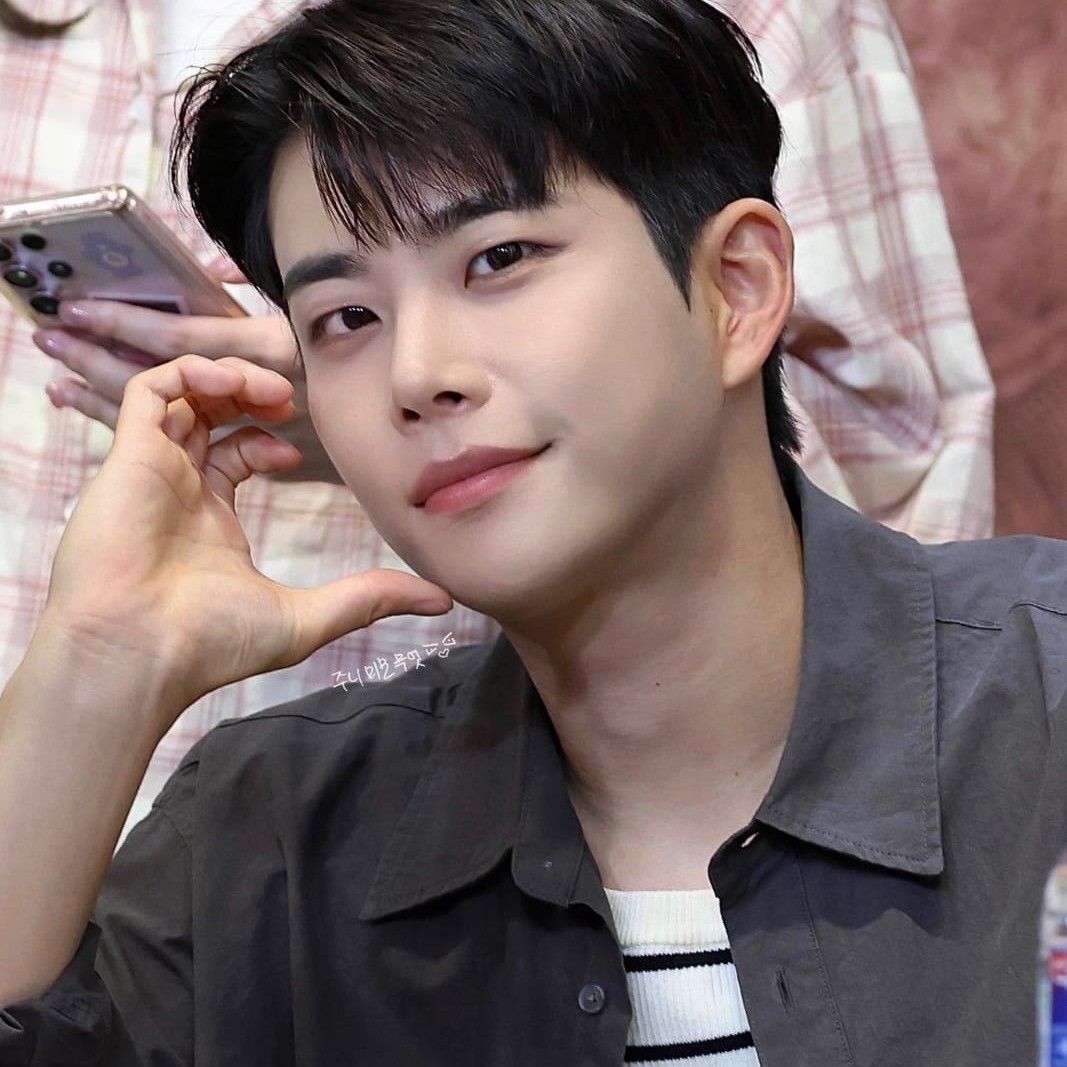 A moment captured by MJ (ASTRO)'s fan
