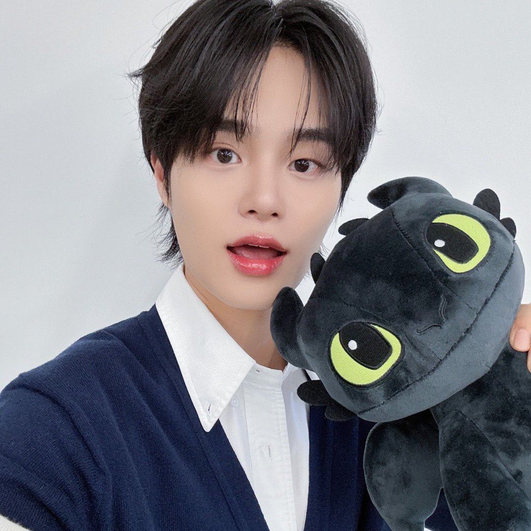 A moment captured by Lee Daehwi (AB6IX)'s fan