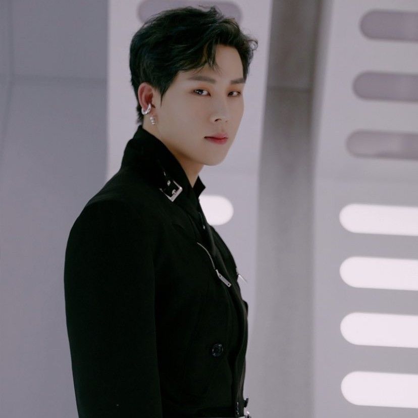 周宪 (MONSTA X)的最新照片