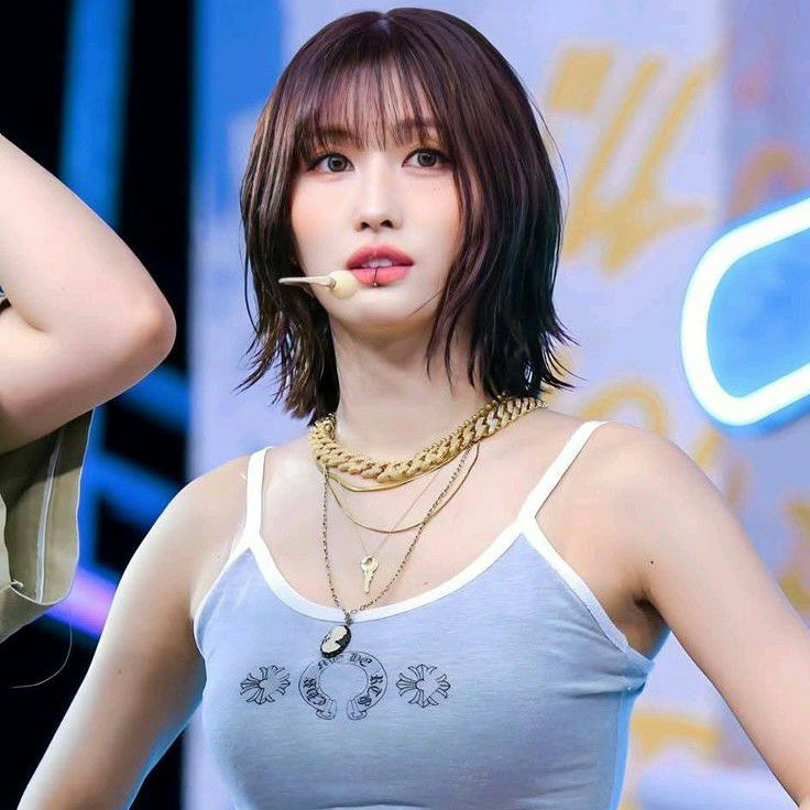 Behind-the-scenes cut of Momo (TWICE)