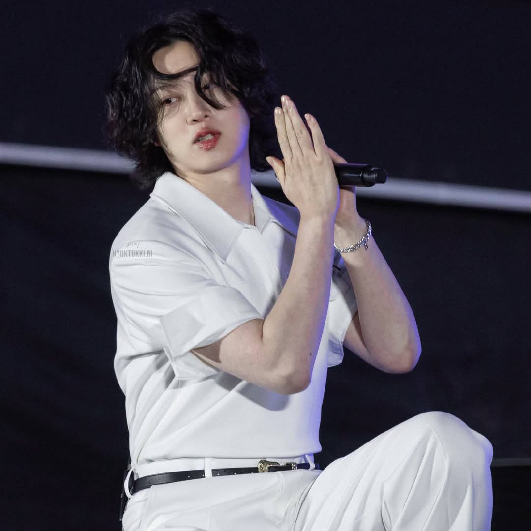 Behind-the-scenes cut of Heechul (Super Junior)