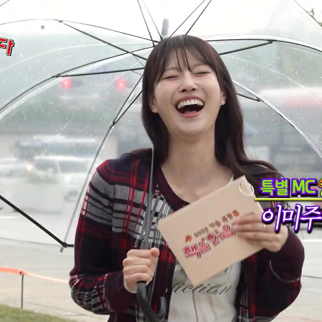 A moment captured by Lee Miju (Lovelyz)'s fan