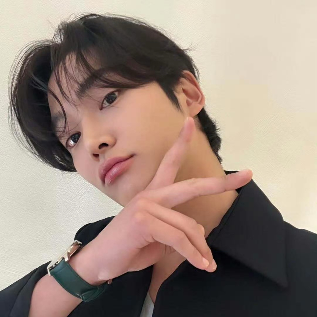 Behind-the-scenes cut of Rowoon