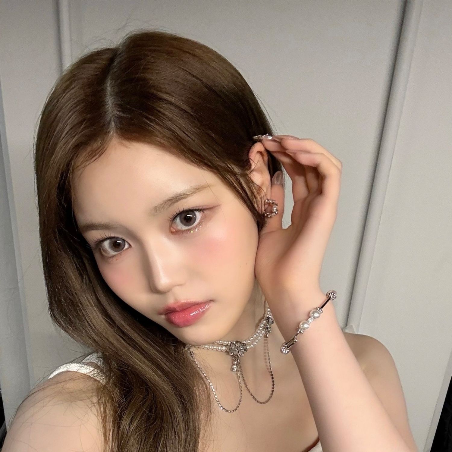 Behind-the-scenes cut of Jeong Saebi (izna)