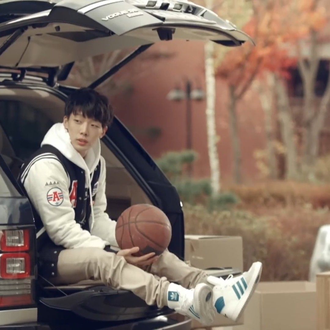 A moment captured by BOBBY (iKON)'s fan